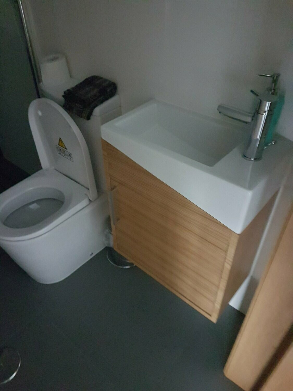 Móvel wc porta inclinado