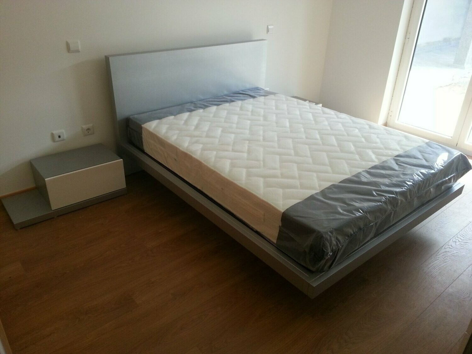 Quarto cinza e branco