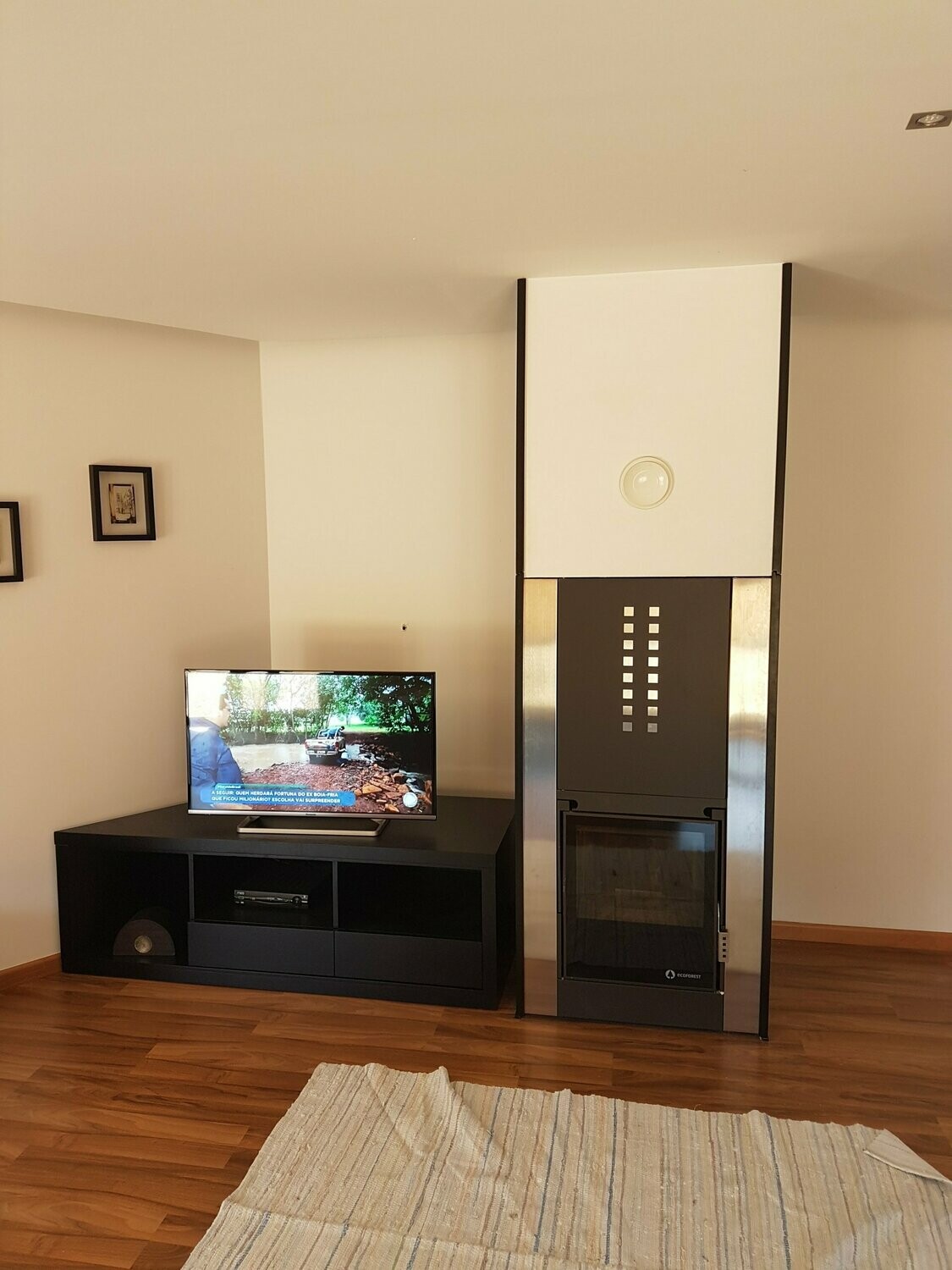 Móvel tv com revestimento coluna