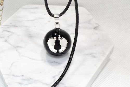 Bola de grossesse noir avec motifs pieds - Léana - Irréversible bijoux