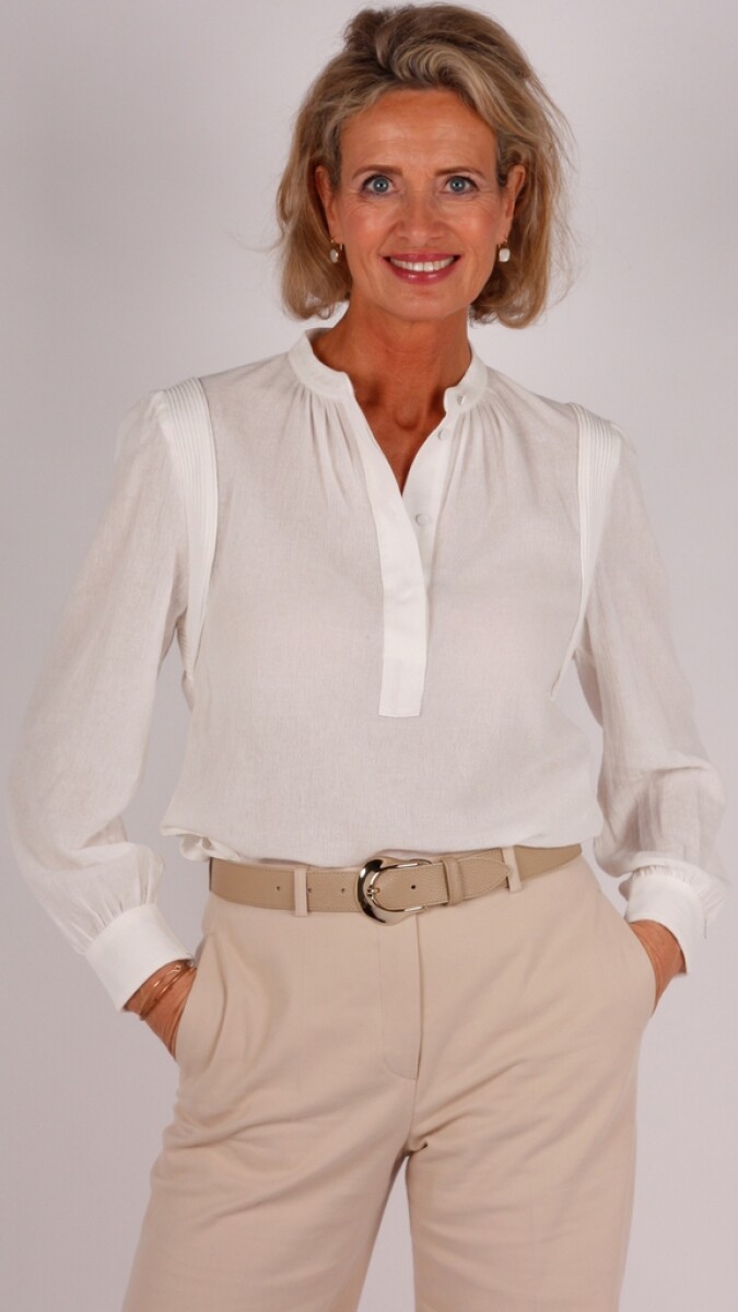 Closed blouse ecru
