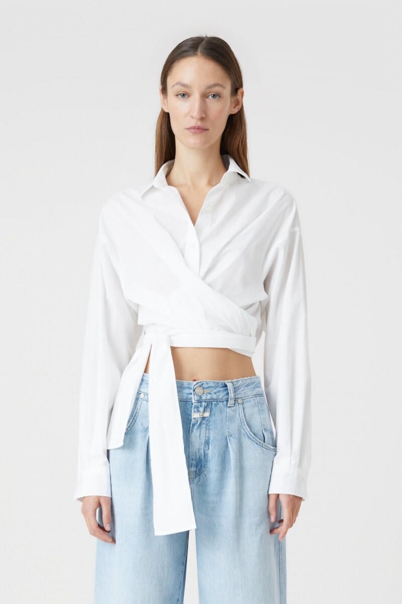 Closed blouse wit