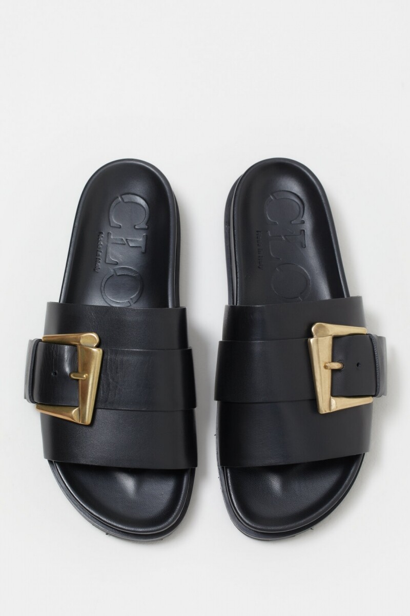 Closed leren slipper met gesp zwart
