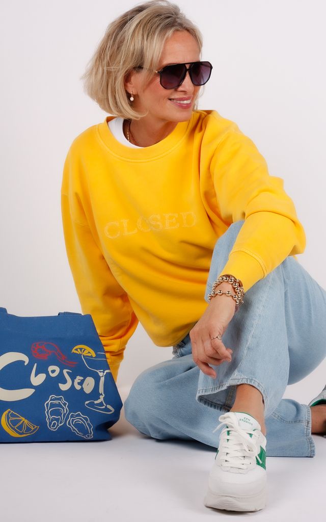 Closed sweater geel