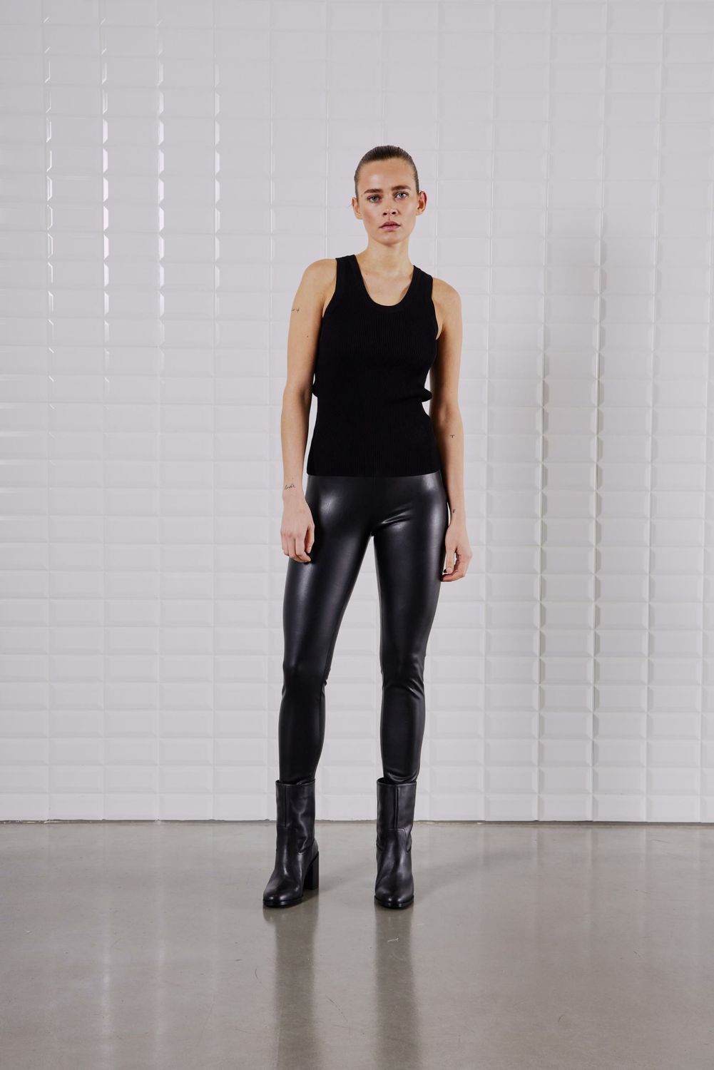 With Black faux leren legging Frida