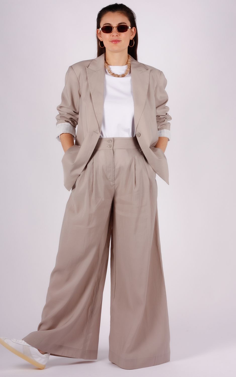 With Black tailored wide pant Marleen