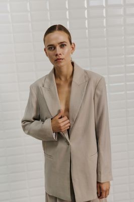 With Black tailored blazer Marleen