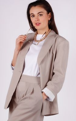 With Black tailored blazer Marleen