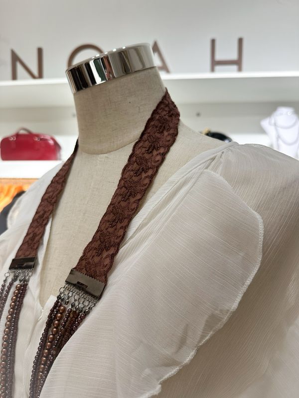 Collar con encaje y canutillos