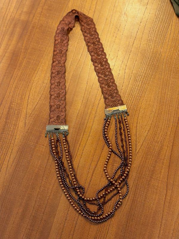 Collar con encaje y canutillos