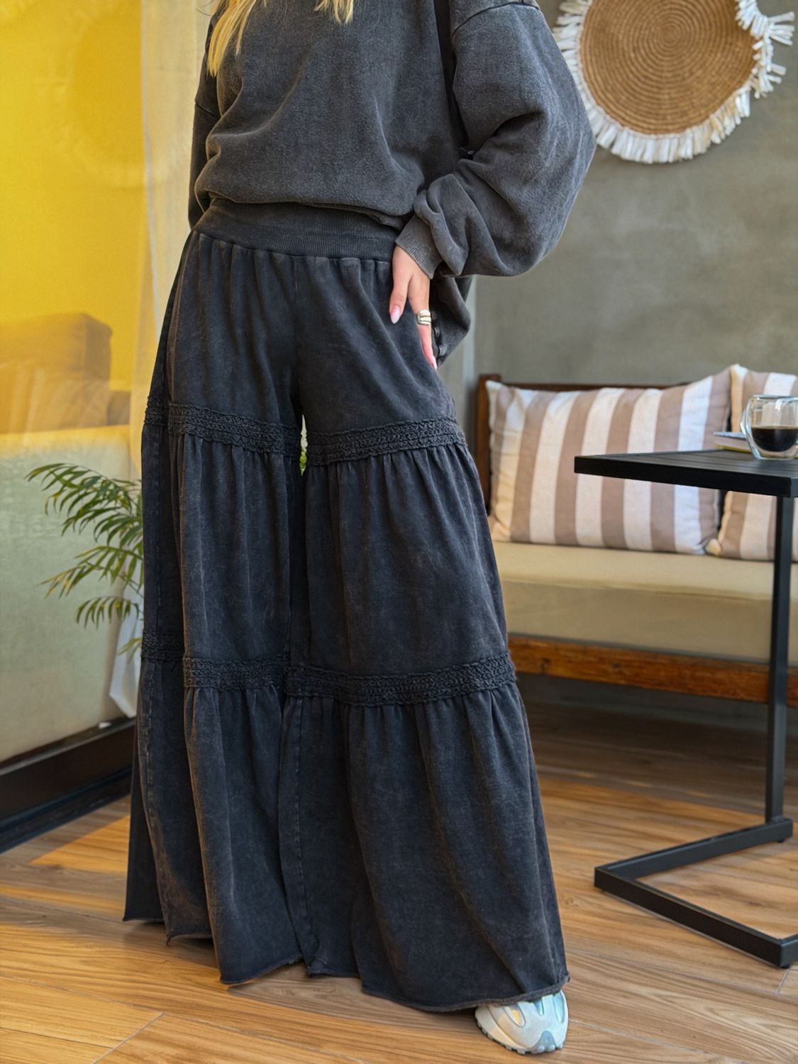 Pantalón ancho con puntilla