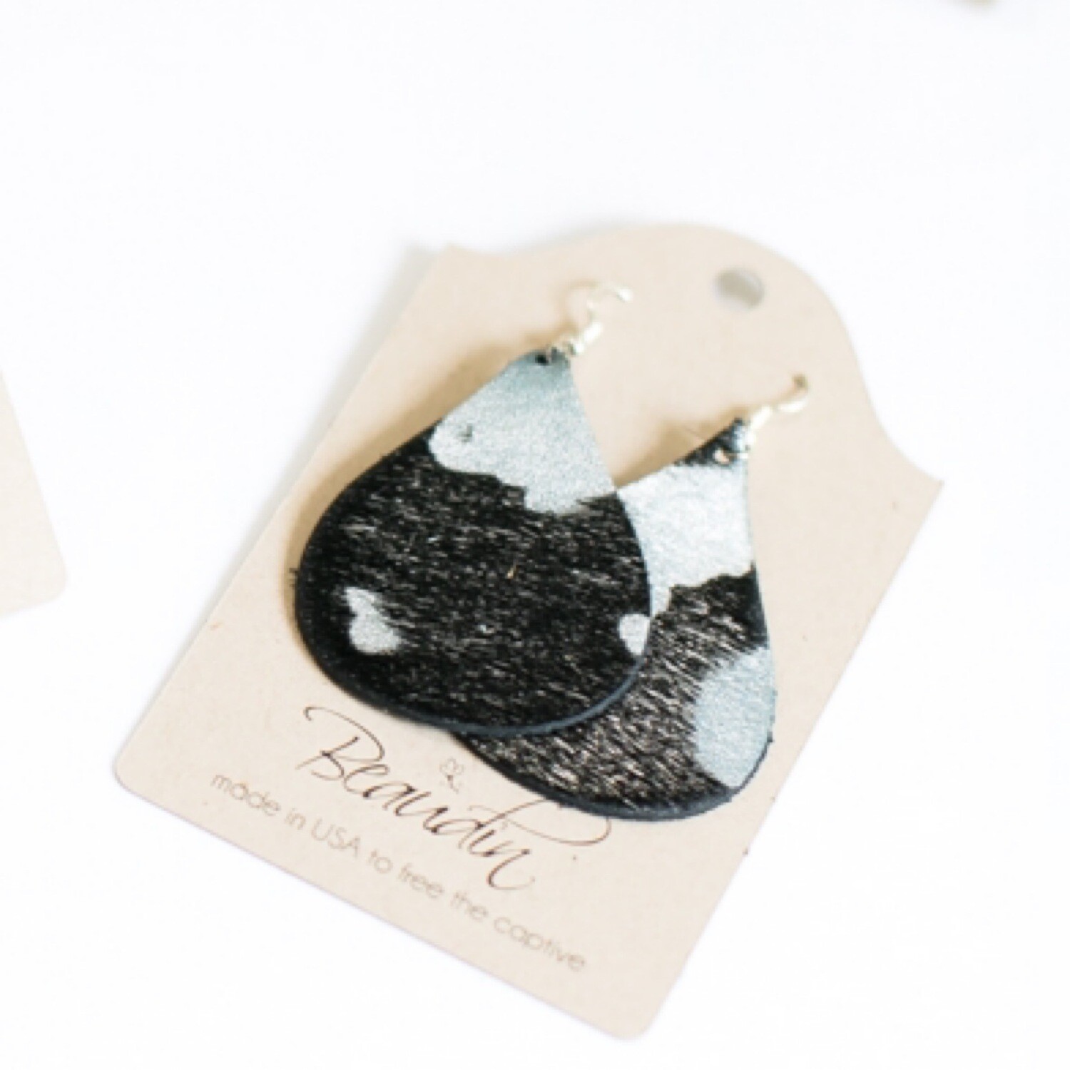 Hershey Earrings. Black/Silver