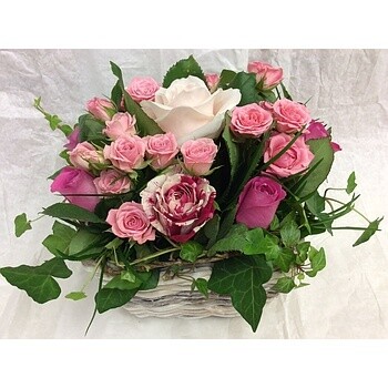 Panier de roses pastelles