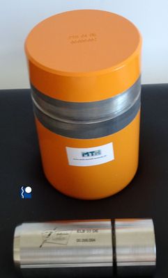 >>> PTH 04 DE - Transport- und Strahlen-Schutz-Hülle für Endlager-Behälter >>> Transport- and radiation-protection Casket for HLW Disposal Container