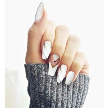 Manos con esmaltado Semi permanente