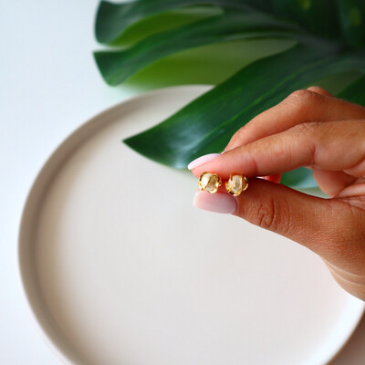 Brinco Mini Pérola Detalhe Dourado