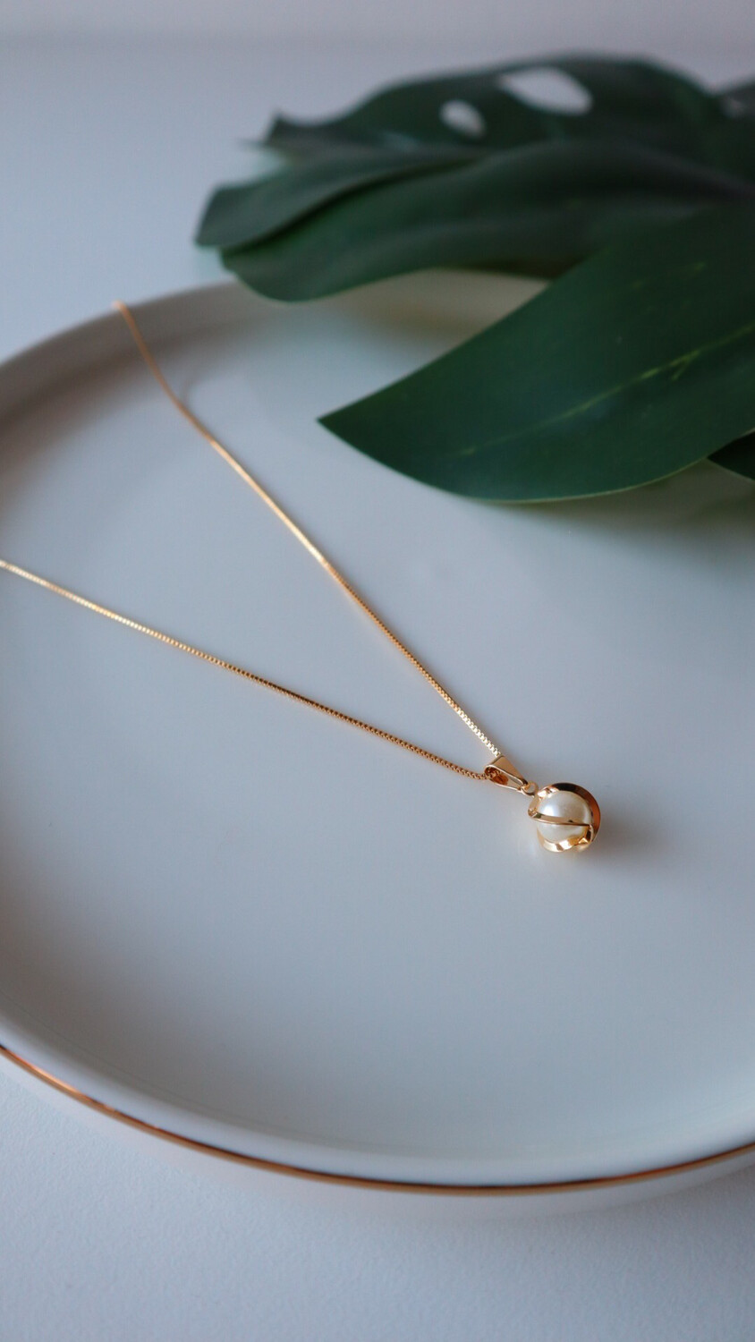 Colar Pérola Detalhe Dourado