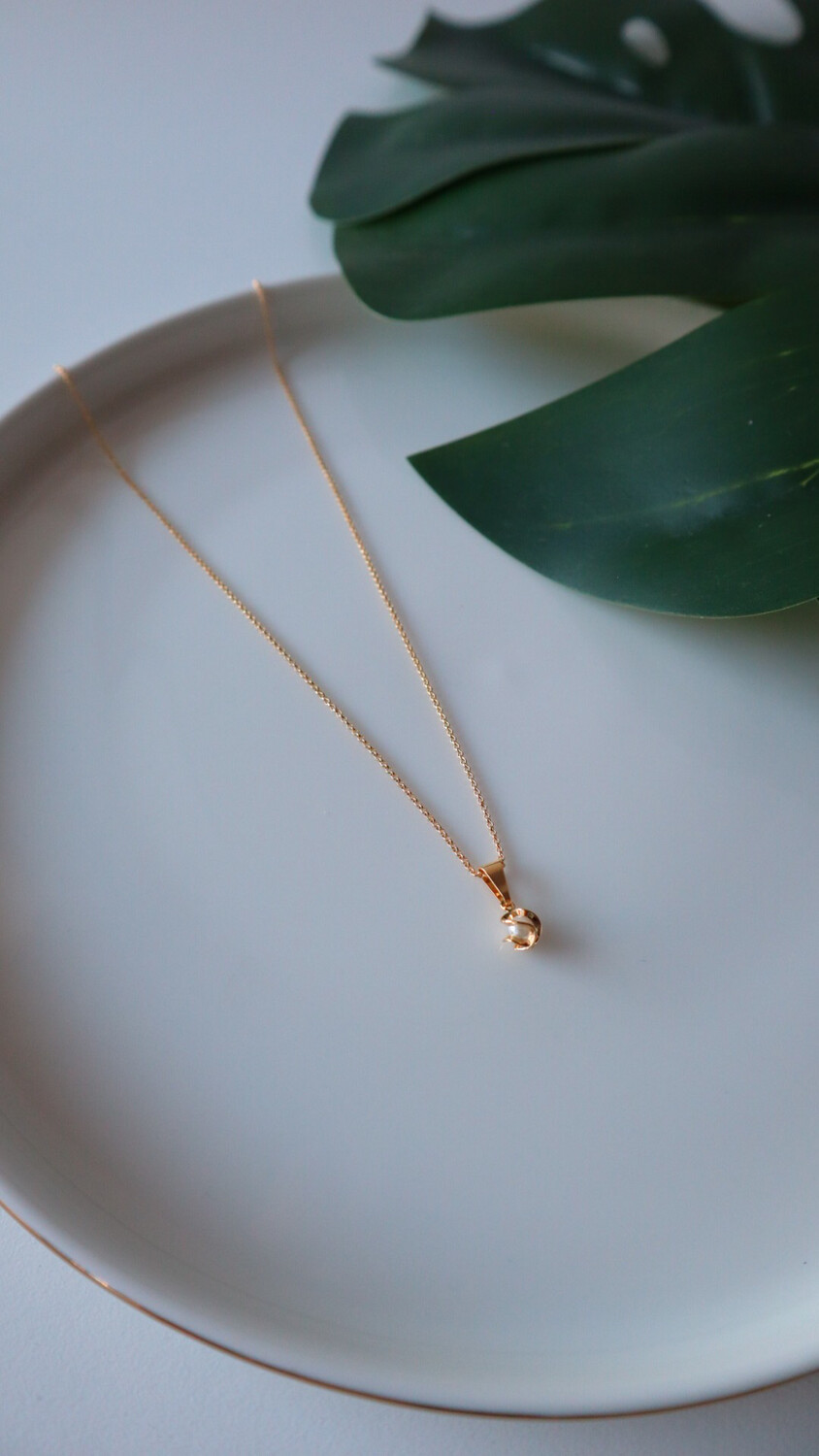 Corrente Delicada Pérola Detalhe Dourado