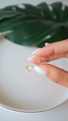 Brinco Piercing Crucifixo Cravejado