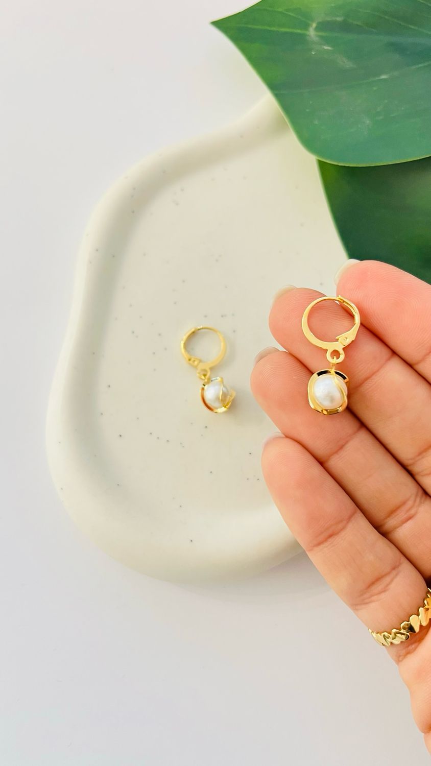Argolinha Pérola Detalhe Dourado
