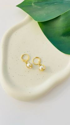 Argolinha Pérola Detalhe Dourado