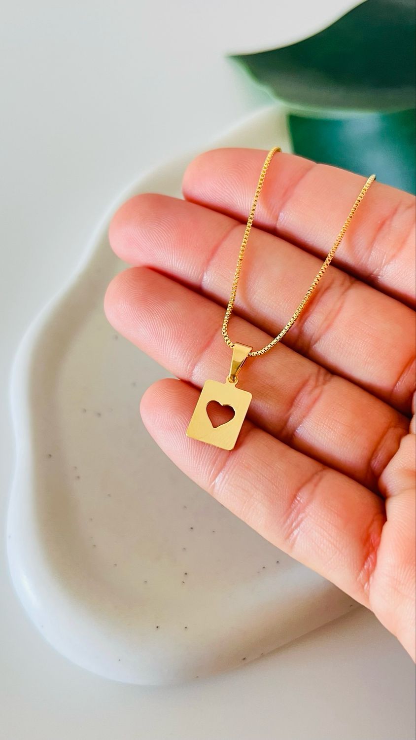 Colar Placa Coração Vazado