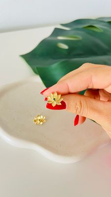 Brinco Flor de Lótus Ponto de Luz Esmeralda