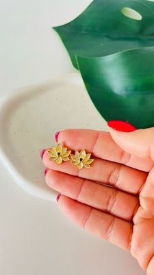 Brinco Flor de Lótus Ponto de Luz Esmeralda