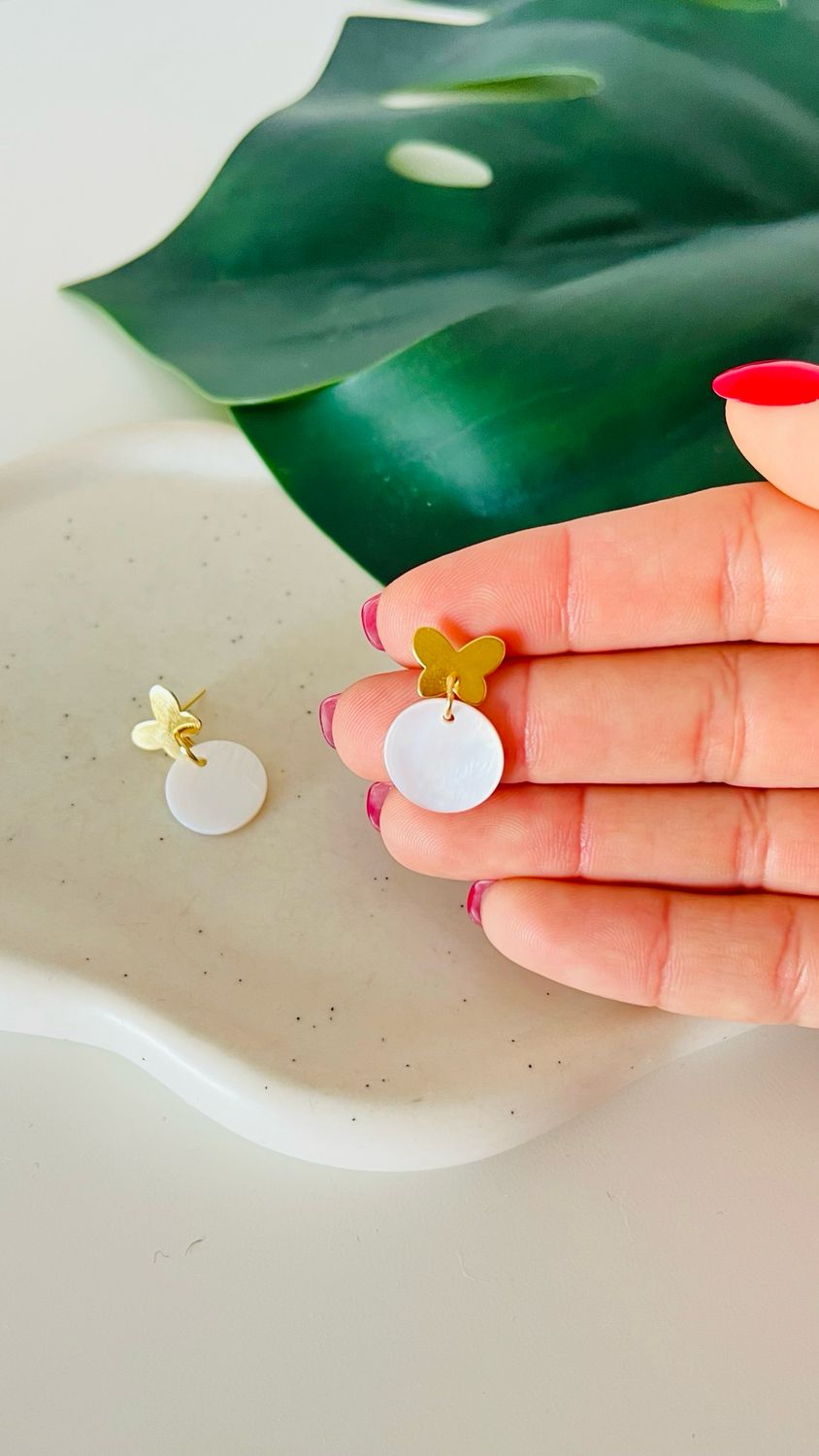 Brinco Borboleta Pendente Madrepérola