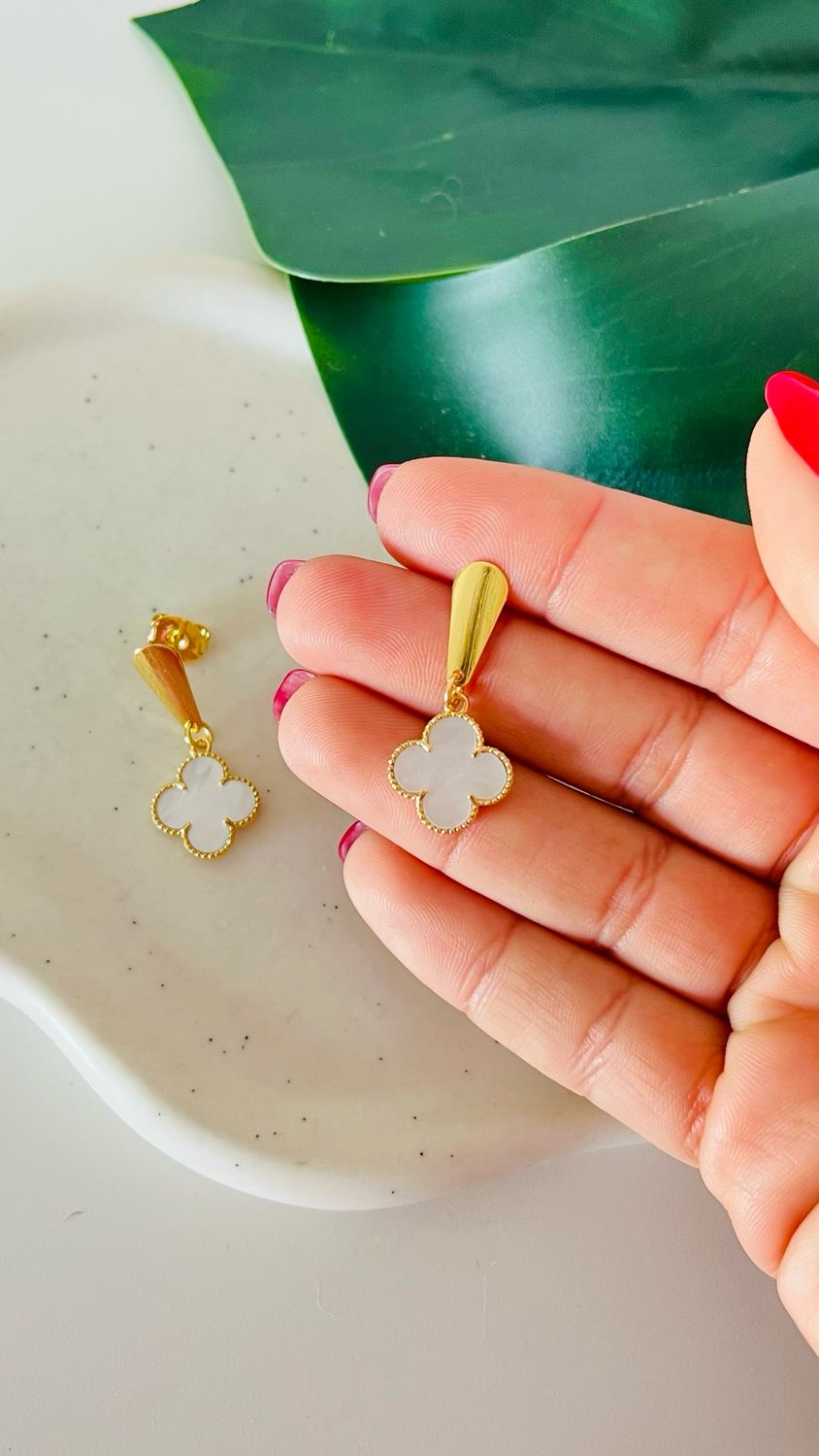 Brinco Longo Flor Madrepérola