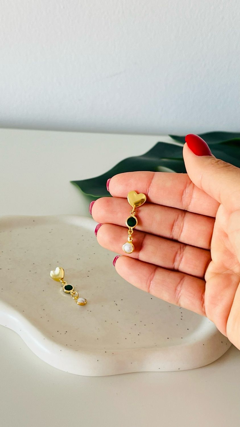 Brinco Longo Coração Esmeralda e Pérola