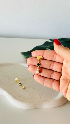 Brinco Longo Coração Esmeralda e Pérola