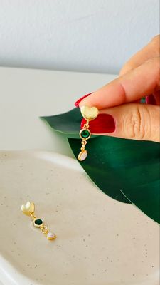Brinco Longo Coração Esmeralda e Pérola