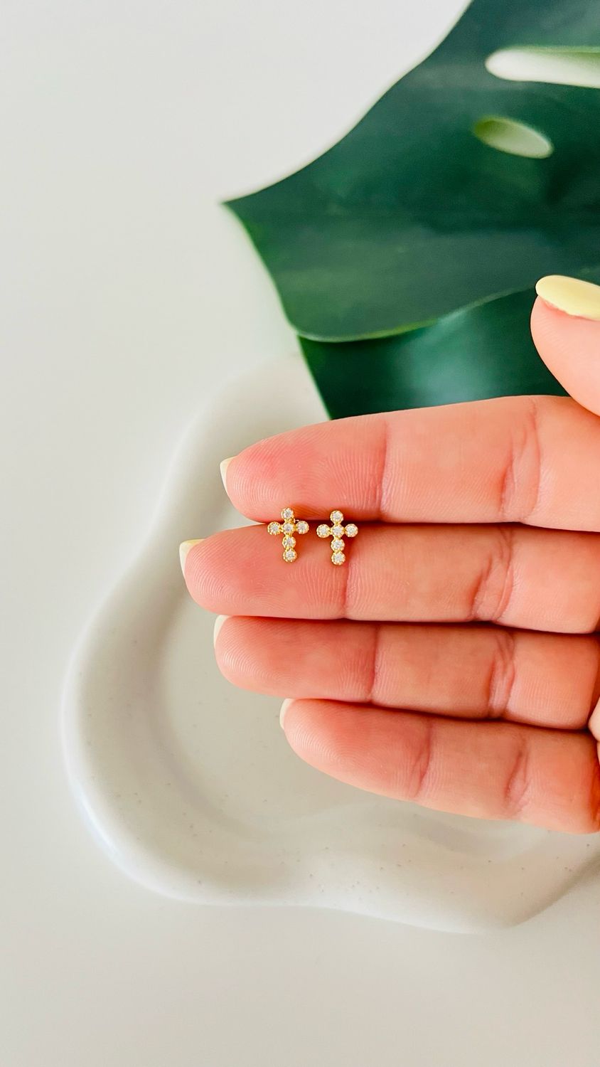 Brinco Mini Crucifixo Cravejado