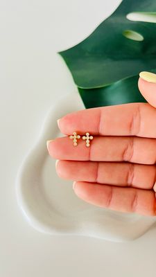 Brinco Mini Crucifixo Cravejado