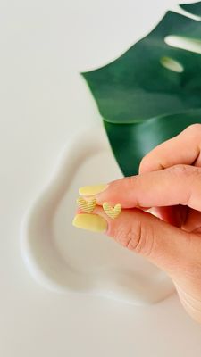 Brinco Mini Coração Texturizado