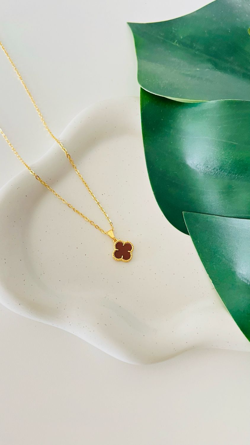 Colar Flor Madrepérola Delicada Castanha