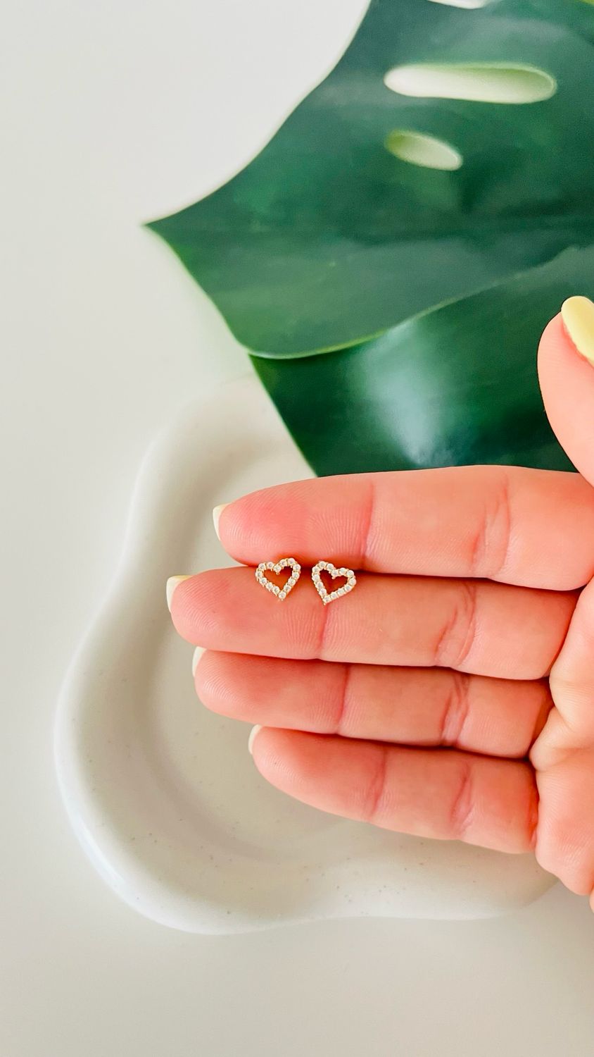 Brinco Coração Vazado Cravejado