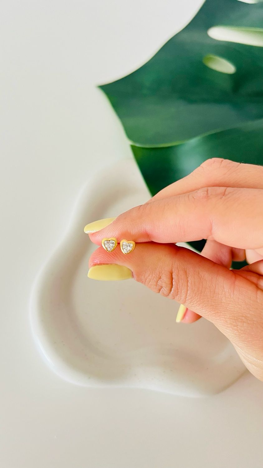 Brinco Mini Ponto de Luz Coração Cristal