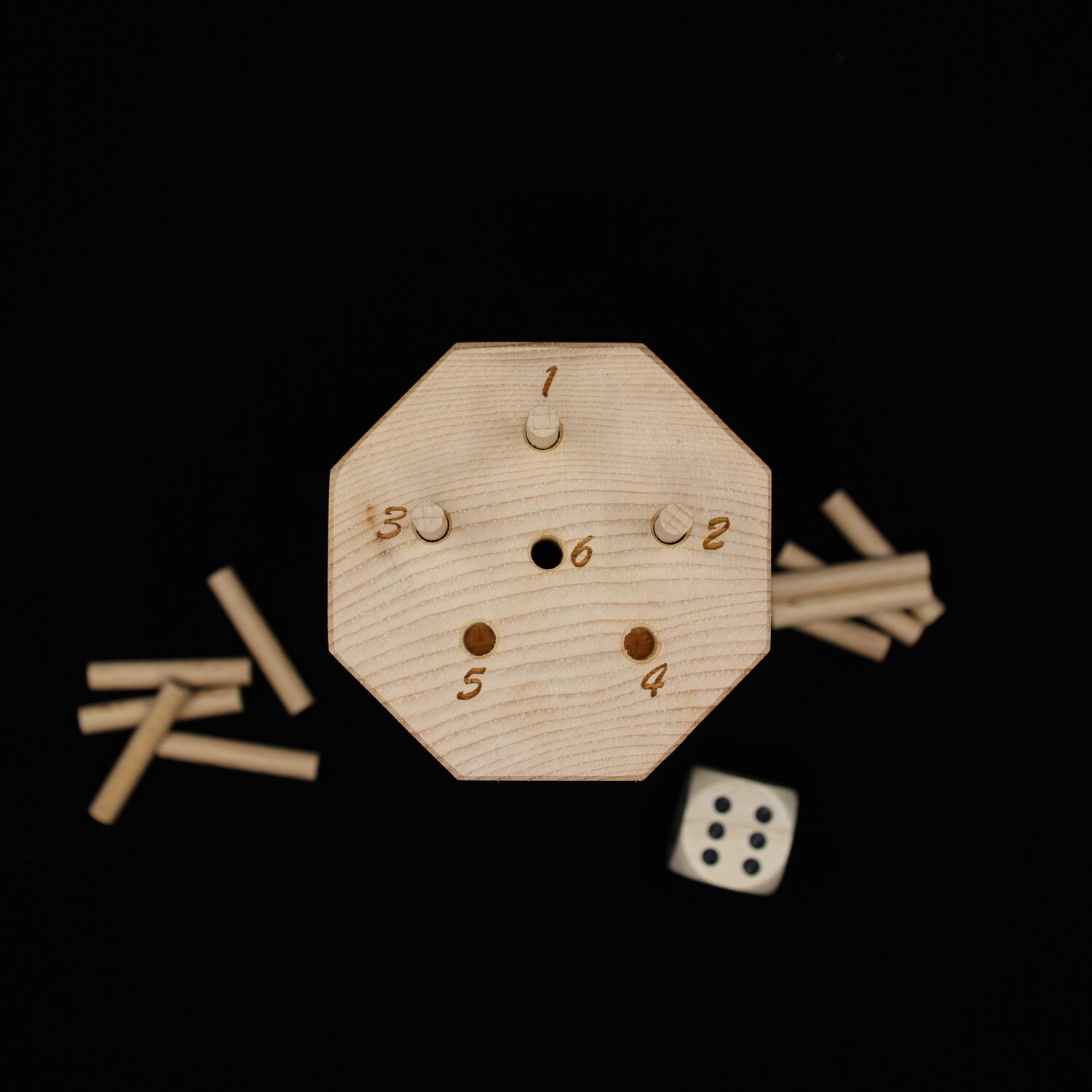 Würfelspiel "tschau 6 ®" das Original. Aus schweizer Arvenholz von Hand mit Liebe in der Ostschweiz hergestellt.