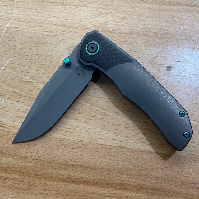 Berg Blades Pup Stonewash/Carbon Polished Green Accents