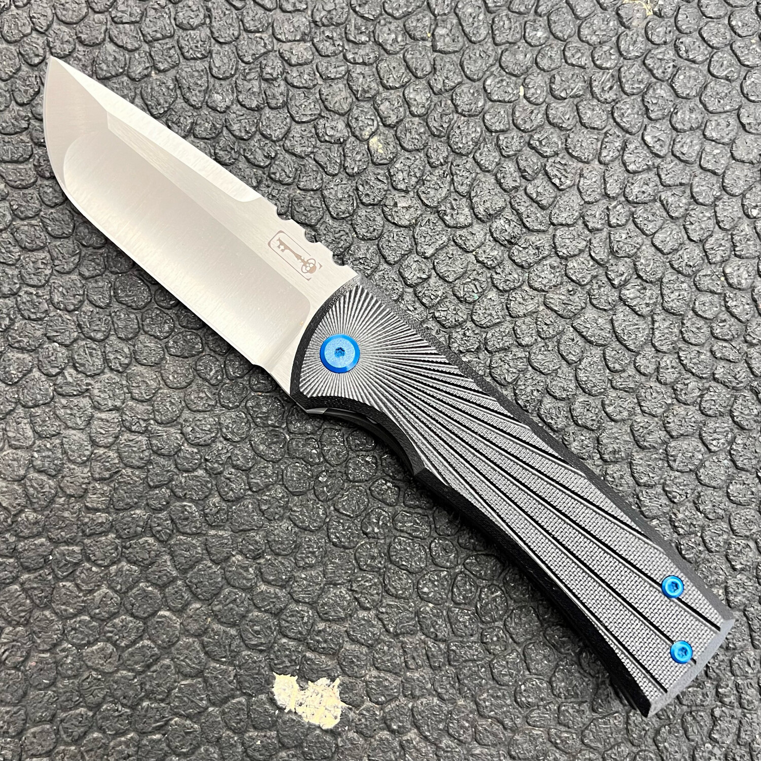CHAVES KICKSTOP 229 G10 DROP POINT CUSTOM BLUE STARBURST