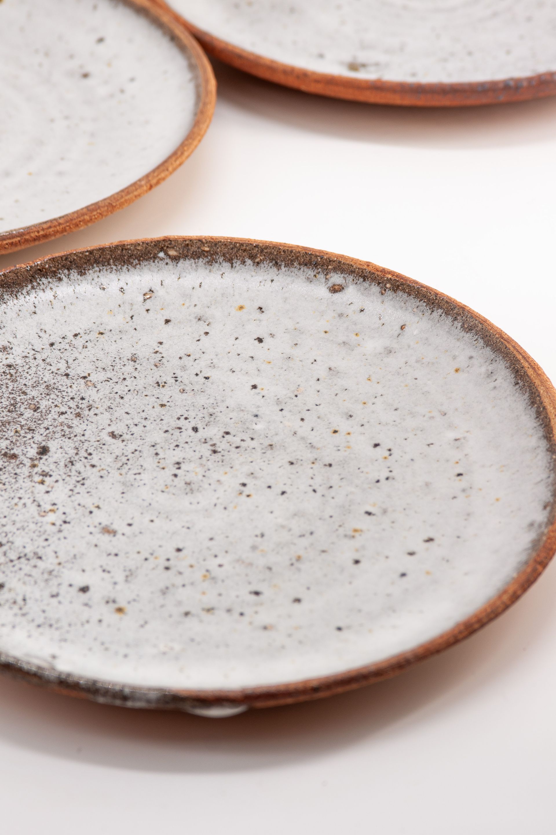 STONEWARE PLATES BY CATERINA ROMA