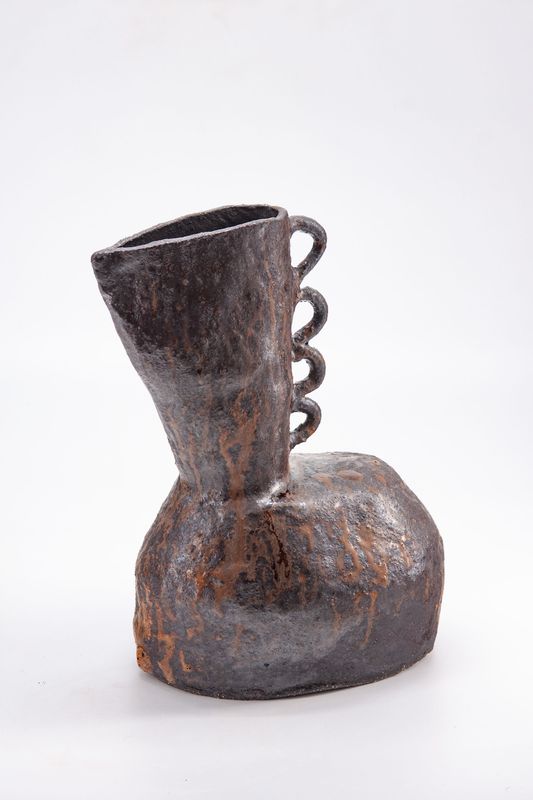 SULPTURAL STONEWARE VASE BY OIKOS ESTUDIO