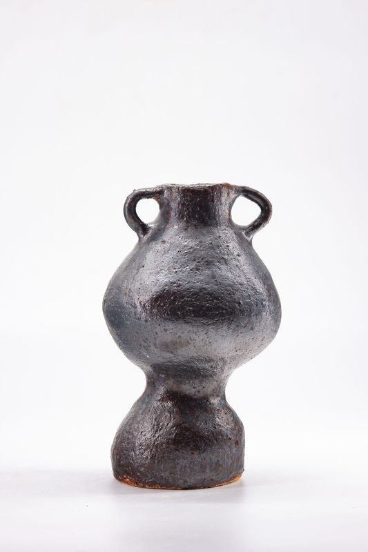 SULPTURAL STONEWARE VASE BY OIKOS ESTUDIO