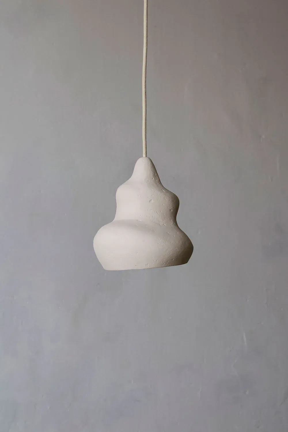 Afrodita – lámpara colgante escultural de papel maché