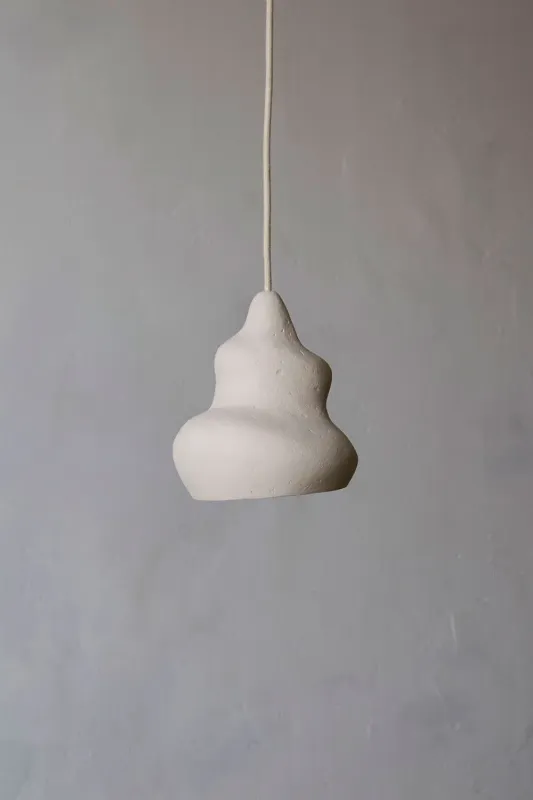 Afrodita – lámpara colgante escultural de papel maché