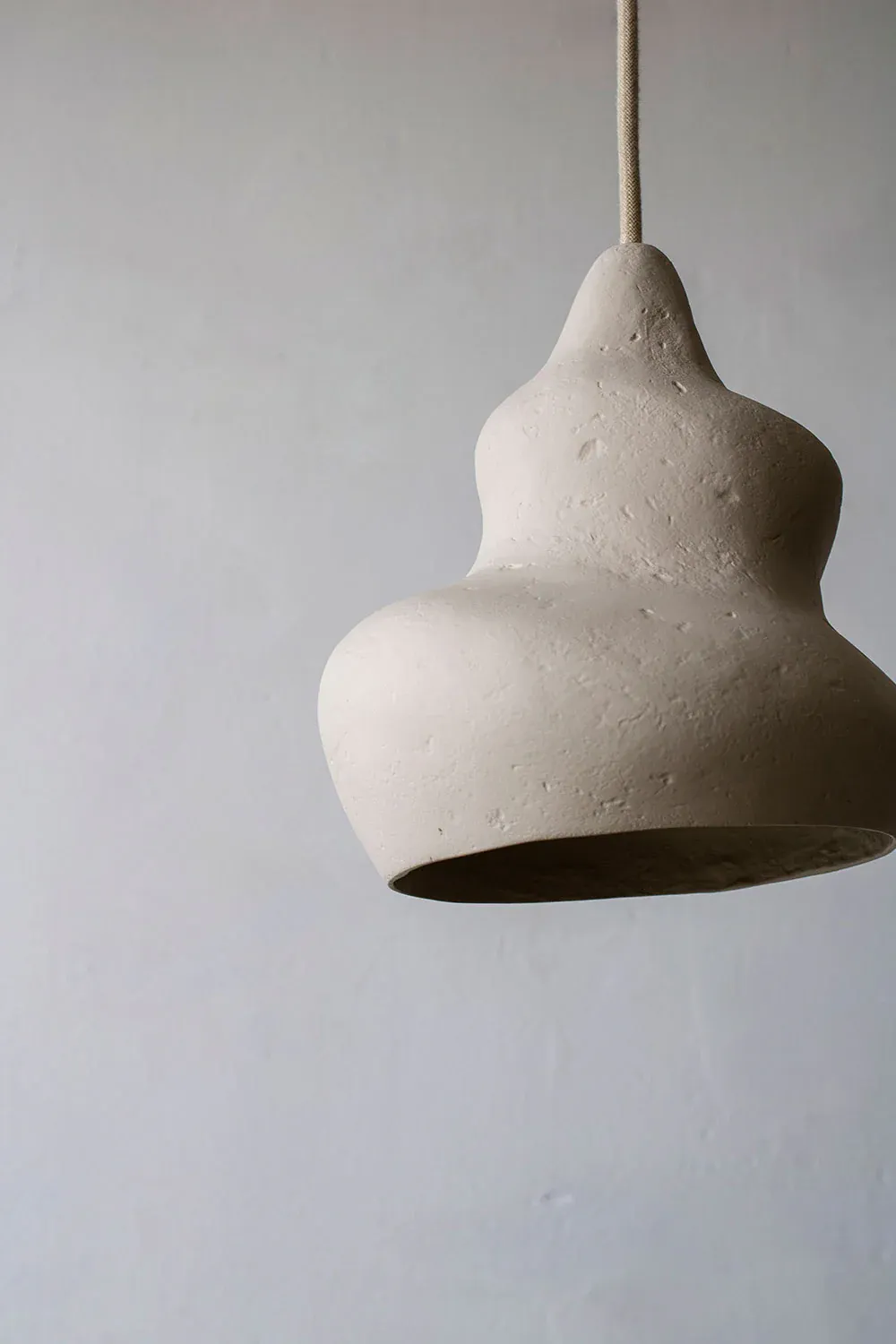 Afrodita – lámpara colgante escultural de papel maché