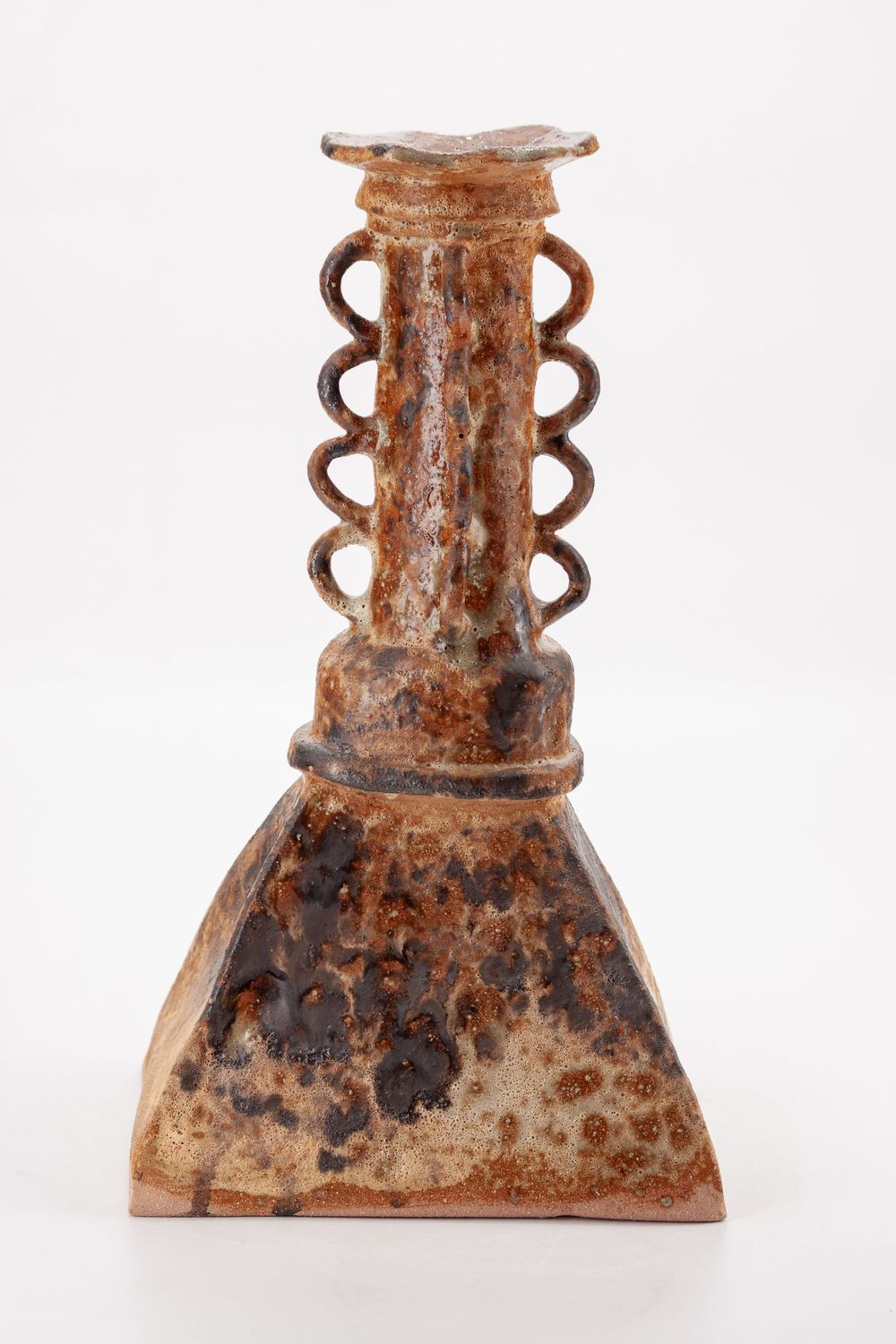 SCULPTURAL VASE BY OIKOS ESTUDIO