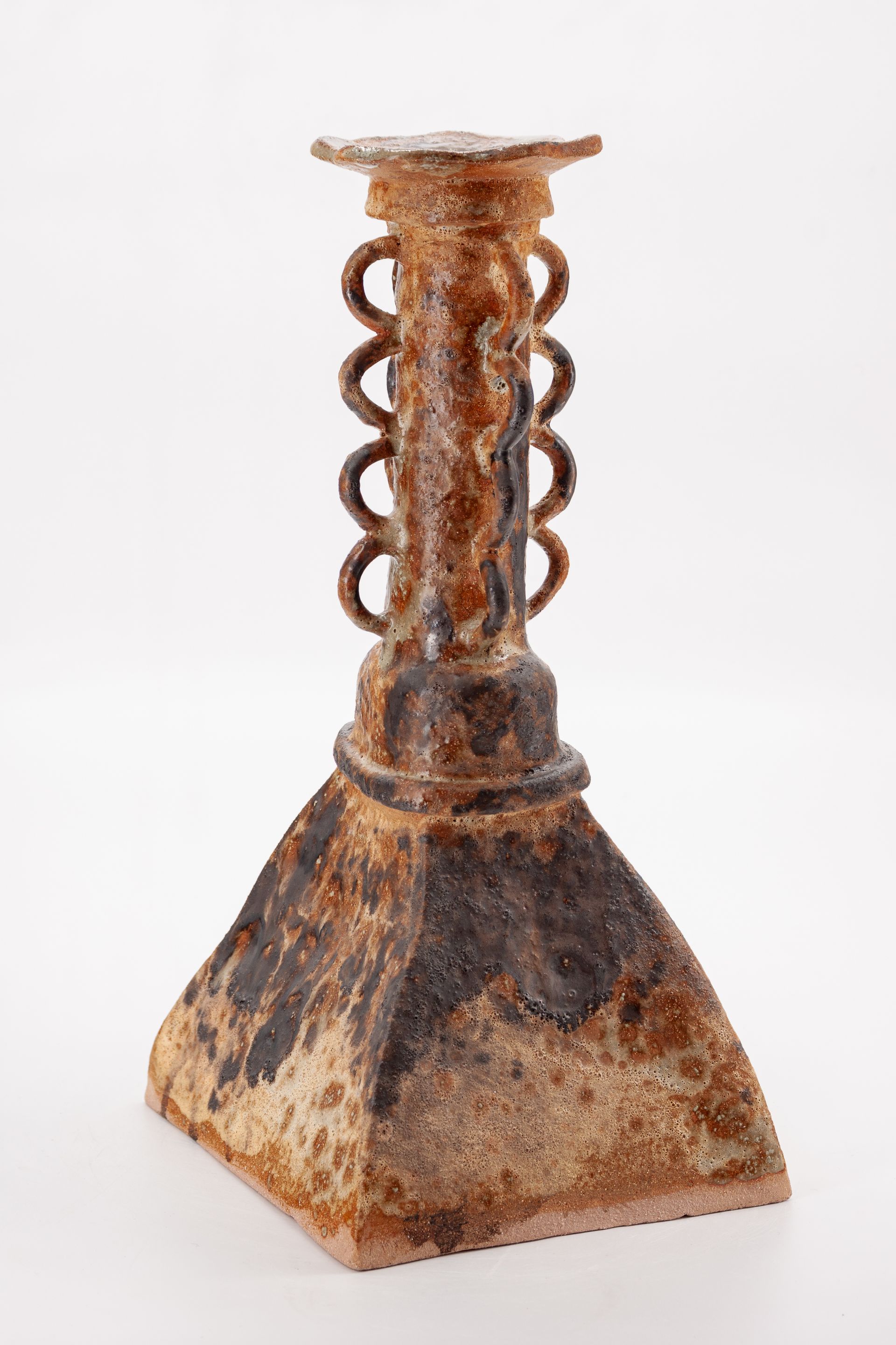 SCULPTURAL VASE BY OIKOS ESTUDIO